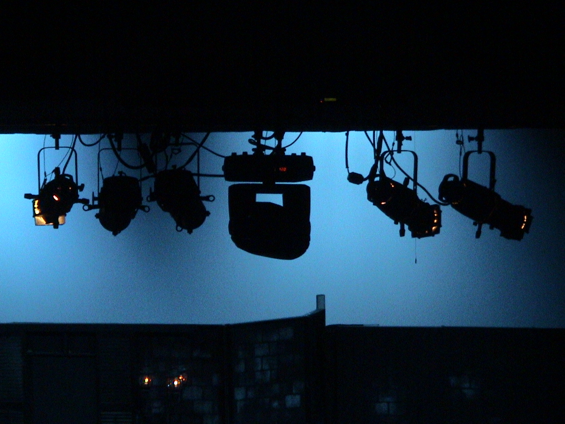 Lighting truss and its suspended fixtures